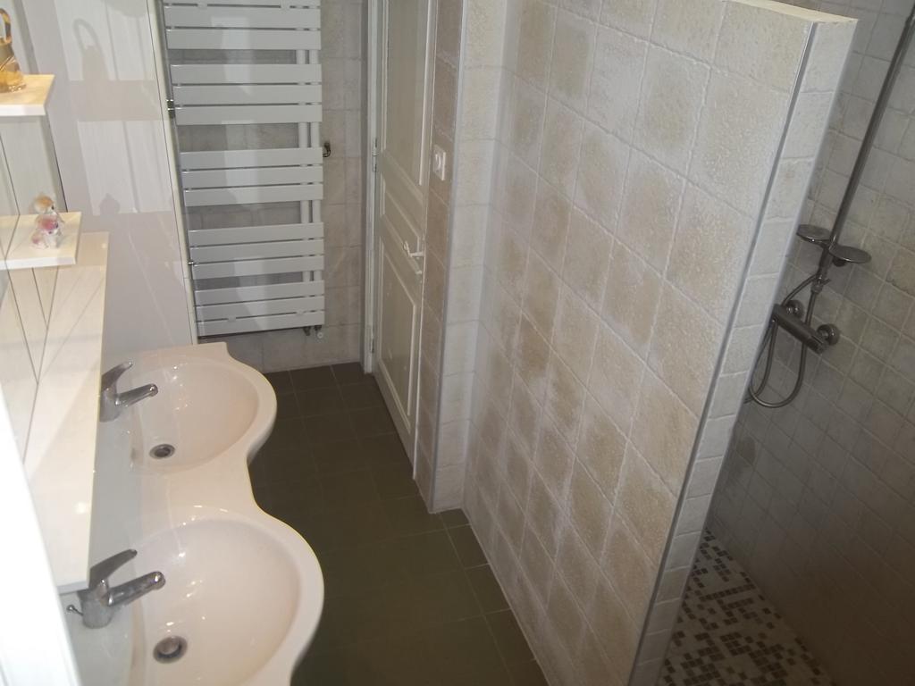 B&B Le Petit Frigouye Rochefort-du-Gard Oda fotoğraf